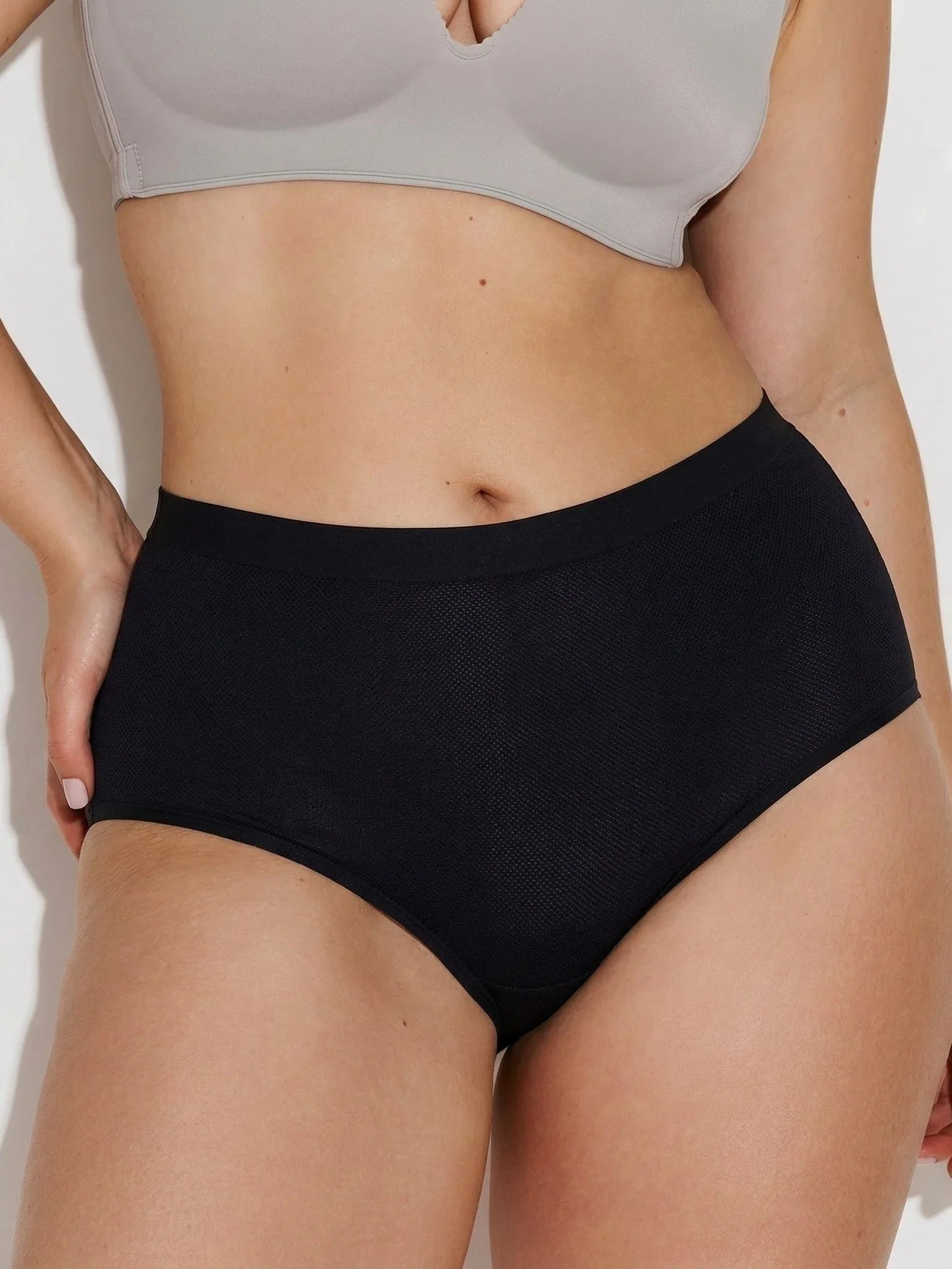 softline-briefs-obsidian-seamless-no-show-panties-with-cotton-gusset-2682941 - ILARIA Intimates